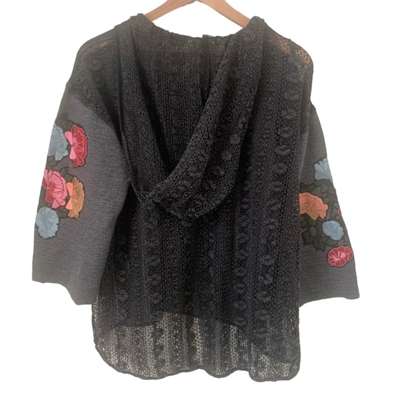 THE PYRAMID COLLECTION Floral Embroidered Hooded Pullover Top - Picture 11 of 12